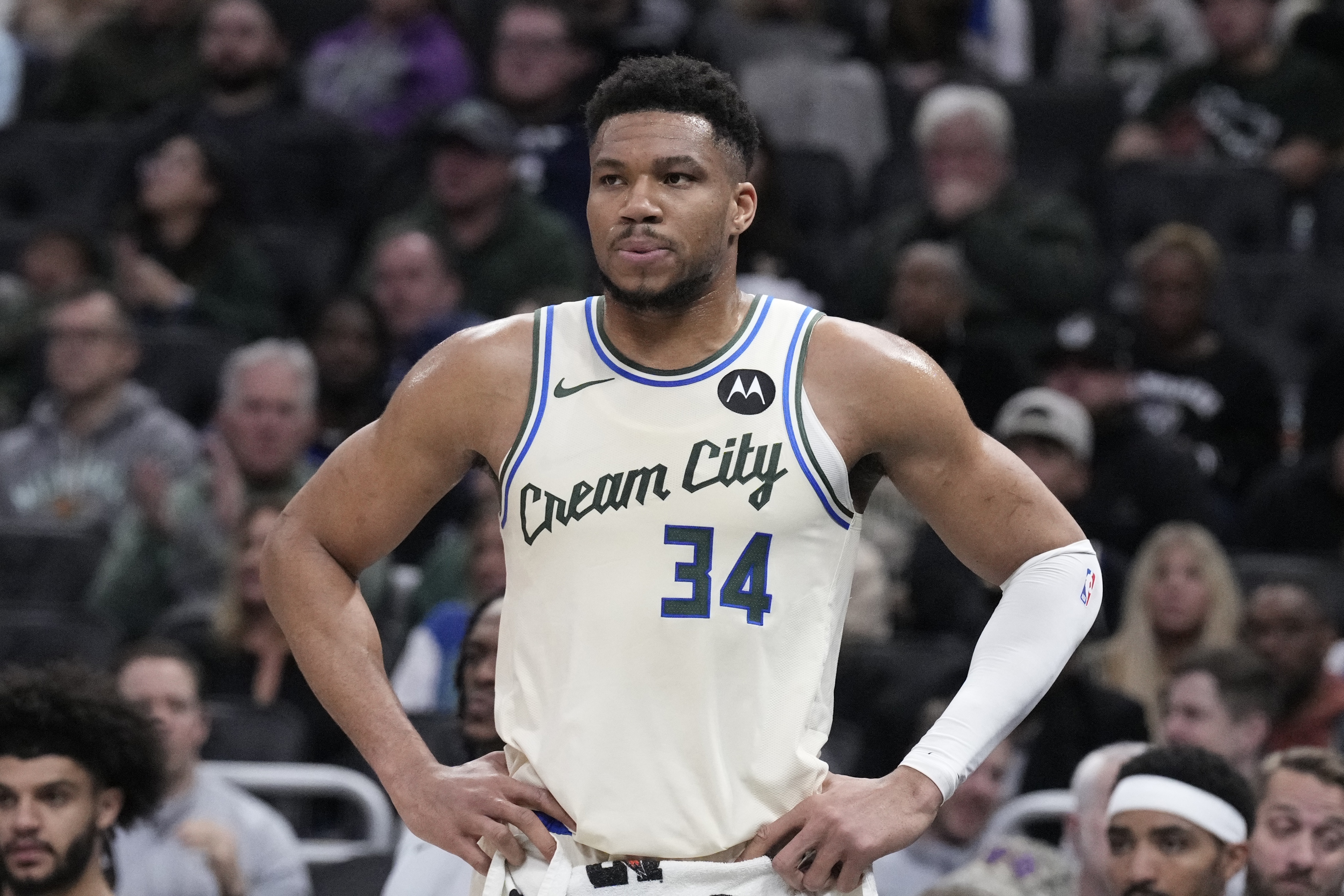 九游体育-有点突然！字母哥和场边工作人员交流后 自己慢慢走回更衣室