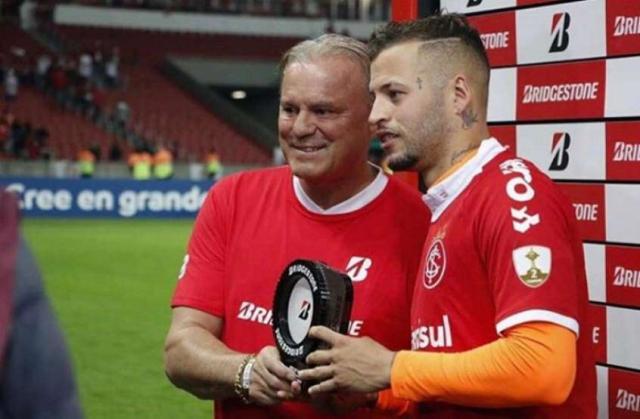 九游体育官网-捐百万 除对足球的爱 还因不差钱 他家有49亿美元