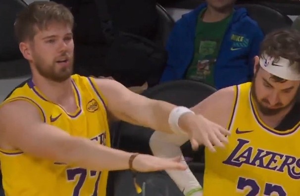 九游体育官网入口-攒劲的节目！湖人主场观众席惊现山寨版东契奇&amp;蒂米 假东子秀热舞